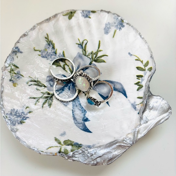 Handcrafted shell ring dish with blue bow decoupage design - Picture 3 of 5